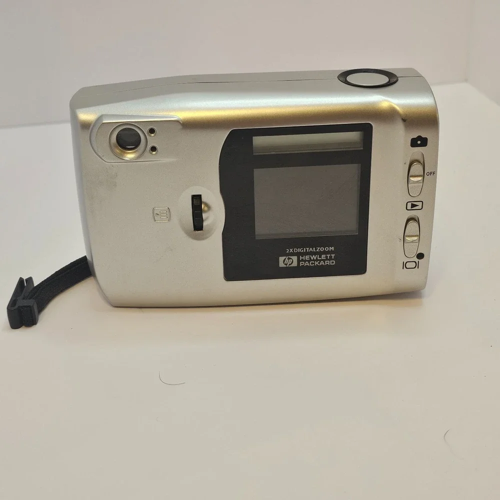 HP Photo Smart 215 digital camera with memory card powers up 4 AA's not included